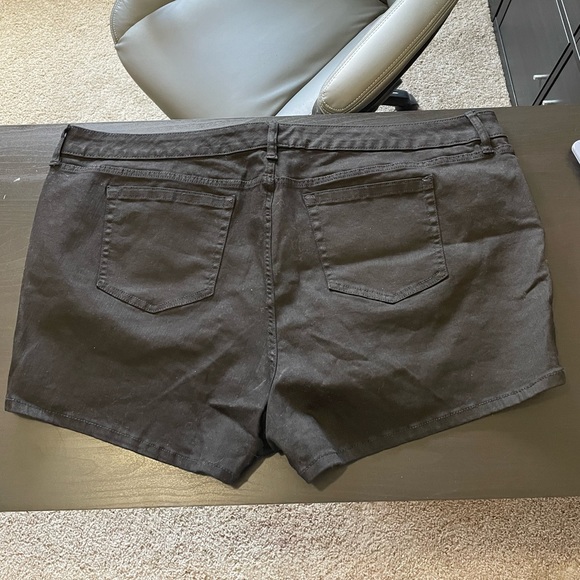 TORRID SKINNY SHORT SHORTS - BLACK WASH WITH SQUARE POCKETS - Picture 2 of 4